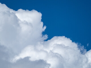Obraz premium Sky is blue and clear with no clouds. The sky is very bright and the sun is shining. Blue sky with scattered white clouds creating a serene and peaceful atmosphere. Ideal for backgrounds, nature theme