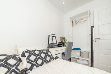 Serene atmosphere: Bedroom with a double bed, beige walls, and touches of nature