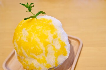 オレンジシロップがかかった大盛りかき氷