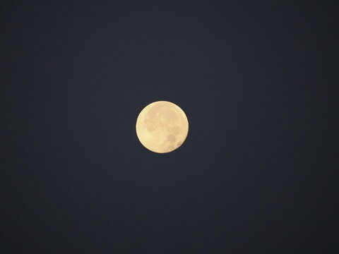 La Luna es el sat&eacute;lite natural de la Tierra, visible de noche, que influye en mareas y ha guiado calendarios y culturas desde la antig&uuml;edad.