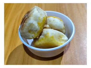 Bakpia is a cake made from a mixture of green beans and sugar which is coated in flour and shaped into flat rounds, then baked. Bakpia is a typical food from Yogyakarta, Indonesia