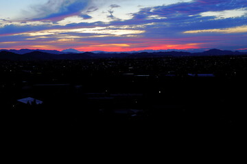岐阜県池田町の朝の暗い街と朝焼け