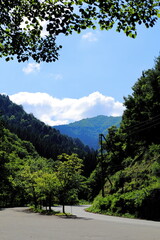 岐阜県高山市せせらぎ街道の夏の空と山と道路