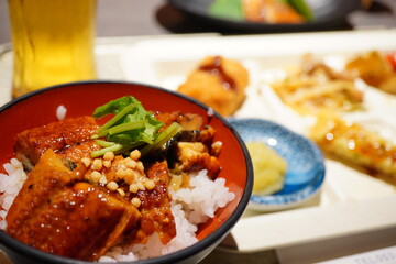 旅先の夕飯のビュッフェで食べた鰻。香ばしく焼かれたうなぎがご飯にのった贅沢なうなぎ丼と和食膳