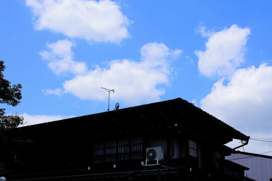 岐阜県飛騨市古川の家のシルエットと夏空 - Powered by Adobe