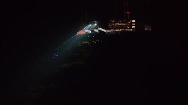 夜の山から降りてくるケーブルかー