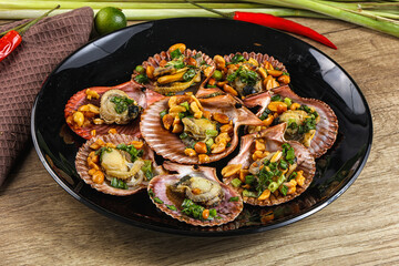 Baked scallops with scalion oil