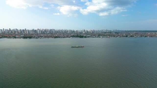 Balsa solit&aacute;ria no rio Comb&uacute; em Bel&eacute;m-PA