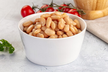 Canned white beans in the bowl