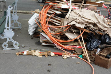 D&eacute;p&ocirc;t sauvage de parquet et de tuyau dans la rue sur le trottoir