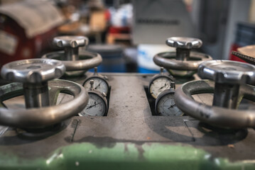 Obraz premium Industrial machinery with pressure gauges and control valves, showing precise engineering details.