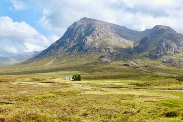 Obraz premium Lagangarbh Hut, the white cottage, situated beneath Buachaille Etive Mor mountain, Glencoe, West Highlands, Scotland, UK