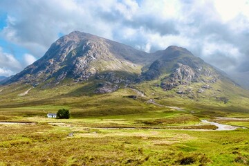 Fototapeta premium Lagangarbh Hut, the white cottage, situated beneath Buachaille Etive Mor mountain, Glencoe, West Highlands, Scotland, UK