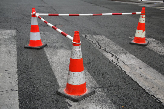 C&ocirc;nes de signalisation encadrant un passage pi&eacute;ton