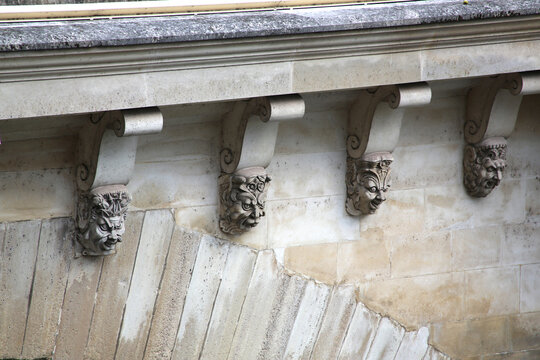 Mascarons sur le Pont-Neuf &agrave; Paris