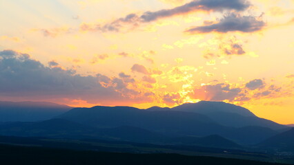Abendhimmel über den Wiener Alpen, gesehen vom Naturpark Türkensturz, Niederösterreich