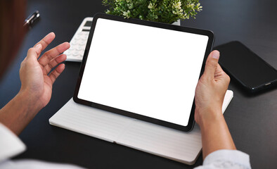 Tablet mockup blank screen for app UI presentation on workspace with notebook ideal for UX design e learning content product showcase remote work branding template and marketing