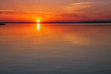 Obraz premium Spectacular sunset over lake Balaton with golden reflections, Hungary.