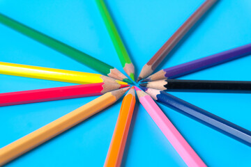 Naklejka premium Color pencils on color background, closeup.