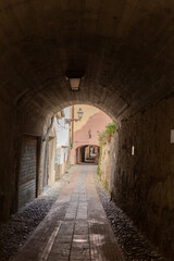 Obraz premium Medieval houses in Albenga, characterized by narrow alleys called carrugi, and arches, support bridges between the houses in the historic center, in the province of Savona, Liguria.
