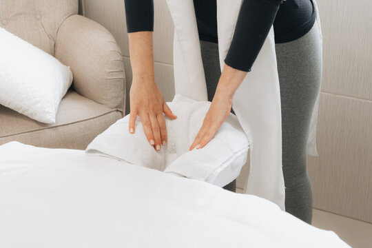 Prepara&ccedil;&atilde;o da maca de massagem com toalhas para o tratamento