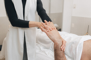 Massoterapeuta Feminina Realizando Massagem Tailandesa em Mão de Homem