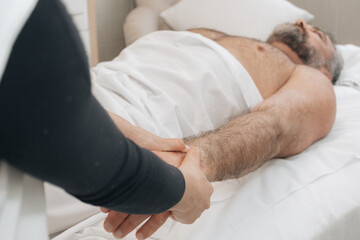 Massoterapeuta Feminina Realizando Massagem Tailandesa em Mão de Homem