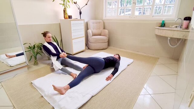 Massagem Tailandesa para Flexibilidade e Al&iacute;vio - Alongamento com Massoterapeuta