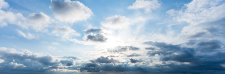 Panorama von Sonnenstrahlen durch dramatische Wolken