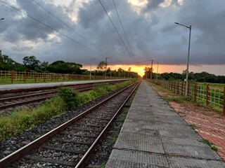 Obraz premium sunset middle in railroad tracks.railway at sunset.