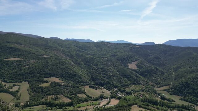 "Vid&eacute;o drone 4K des Gorges de l&rsquo;Ard&egrave;che, Vallon Pont d&rsquo;Arc, Ch&acirc;teau de Vog&uuml;&eacute; et Grignan, vues a&eacute;riennes spectaculaires des rivi&egrave;res, falaises, villages et paysages naturels pr&eacute;serv&eacute;s"