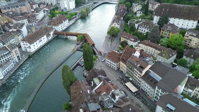 "Photo ou vid&eacute;o drone de Lucerne en Suisse, vue a&eacute;rienne du lac des Quatre-Cantons, du pont de la Chapelle et des Alpes suisses pour paysages urbains et naturels spectaculaires"