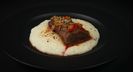 Lomo al horno con pure de coliflor
