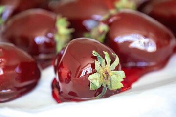 The best strawberry love in the world, made with dark chocolate truffle brigadeiro and crunchy caramel topping. Morango do amor