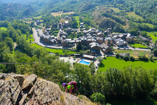 V&iacute;a ferrata en los Pirineos del Pallars durante el verano