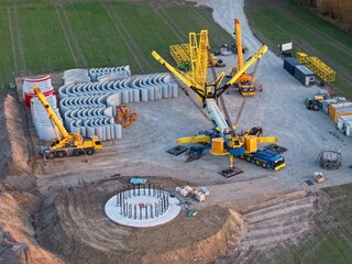 Aufbau eines Gro&szlig;krans f&uuml;r den Bau eines Turms einer Windkraftanlage, Luftbild, Baustelle, Windrad, Energiewende, Turm, Fertigteile, Hybridturm, Betonteile