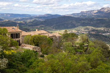 Obraz premium View from Siurana viewpoint over the reservoir, village, and Church of Santa Maria de Siurana in Tarragona, Catalonia, Spain.