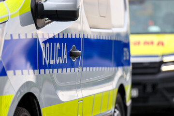 Policja polska alarmowo wieczorem na ulicy. © FotoDax