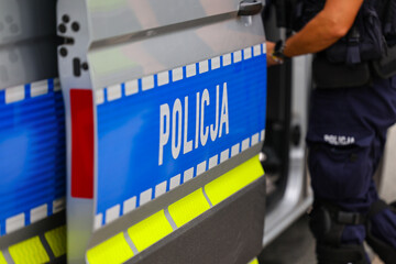 Policja polska alarmowo wieczorem na ulicy.
