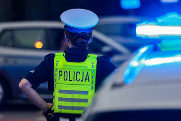 Policja polska alarmowo wieczorem na ulicy. © FotoDax