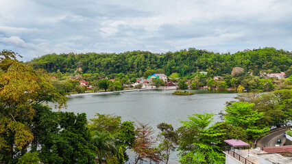 Fototapeta premium Kandy Lake wiht a view of the Temple of the Tooth (Sri Dalada Maligawa) in Kandy, Sri Lanka—Buddhist temple housing the sacred relic of the Buddha’s tooth