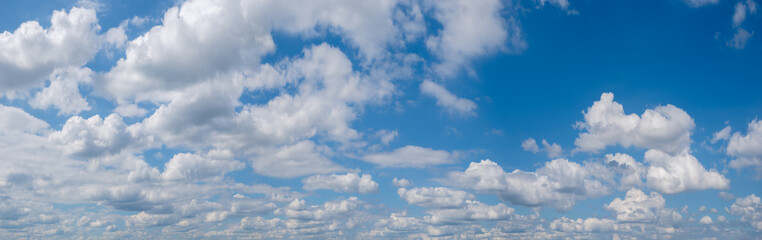 Obraz premium wide panorams of heaven sky is blue with many clouds. clouds are scattered throughout the sky and are of various sizes.