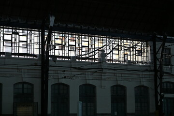 piękna konstrukcja metalowa dachu na dworcu kolejowym Walencja