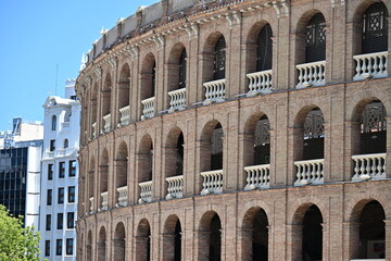 charakterystyczne okienka i mury głównej areny torreadorów w Walencji © Miroslaw