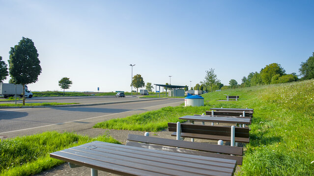 Picknickb&auml;nke im Gr&uuml;nen auf einer Autobahn-Rastst&auml;tte