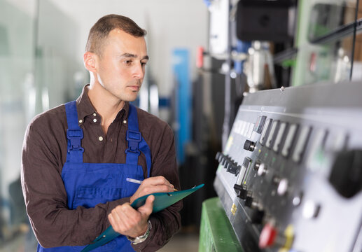 Glass workshop foreman records data from a glass cutting control panel