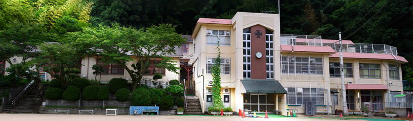 神戸市・藍那小学校、小規模特認校,中央左校舎は神戸市内に残る唯一の現役木造校舎
