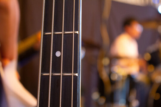 CLOSE UP DE M&Aacute;STIL DE BAJO CON TRASTES