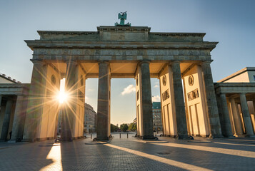 Obraz premium The famous Brandenburg gate at sunrise in Berlin. Germany