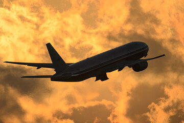 ドラマチックな空をバックに離着陸する飛行機